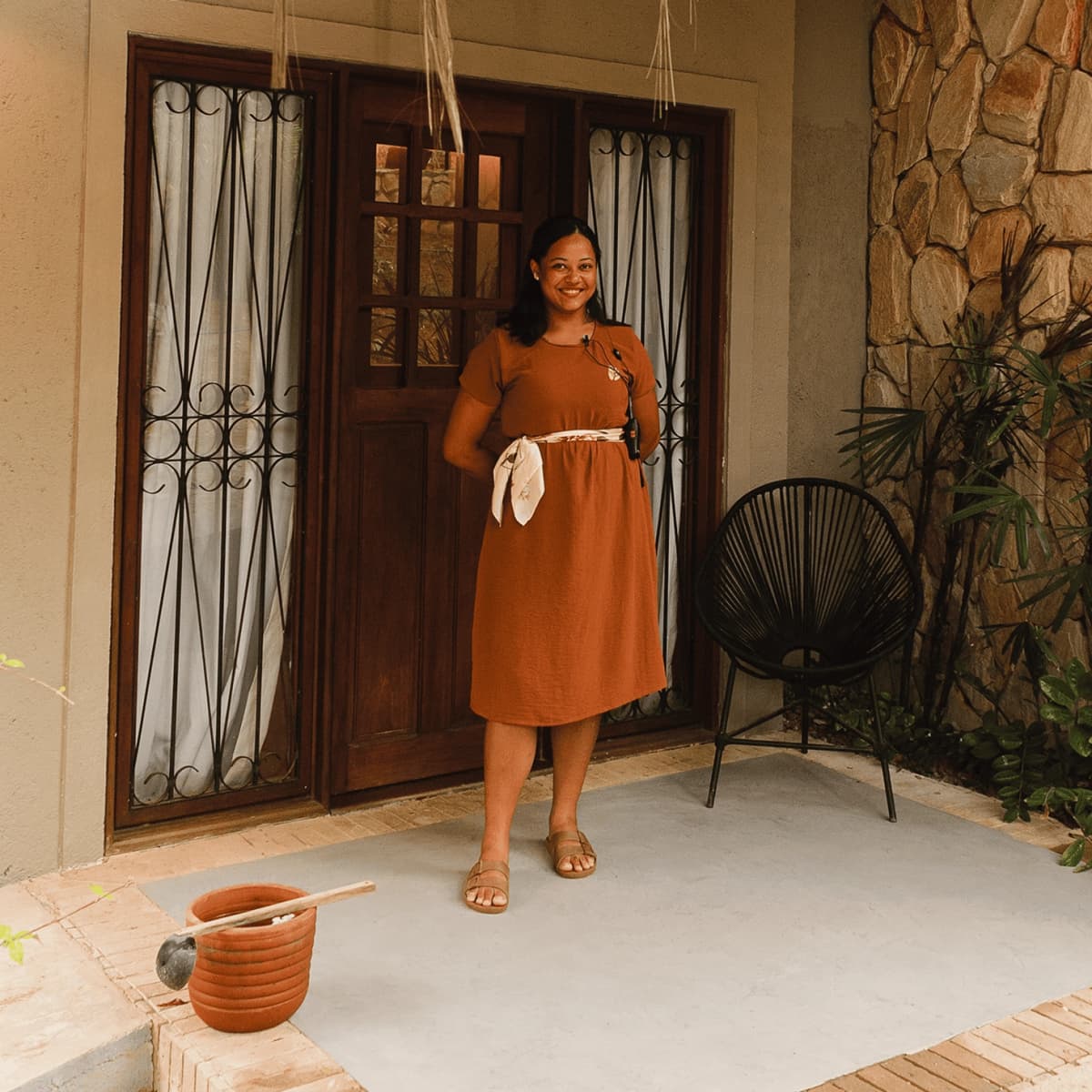 Colaboradora sorridente representando práticas sustentáveis na Villa da Mata